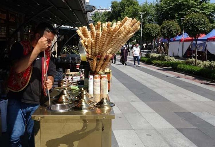 Yazın favorisi ama tehlike saçıyor Ayıla bayıla yiyoruz ama kan şekerini aniden fırlatıp bağımlılık oluşturuyor, ömürden ömür götürüyor
