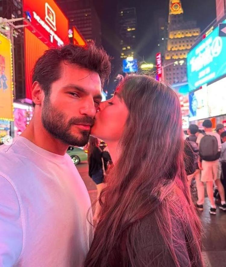 Serkan Çayoğlu ve Özge Gürel New Yorkta aşka geldi