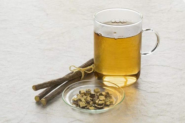 45 derece sıcakta şerbetini yapıp bardak bardak içiyorlar Kan şekerini terazi gibi dengeleyip toksinlerin kökünü kazıyor Doğal mide ilacı
