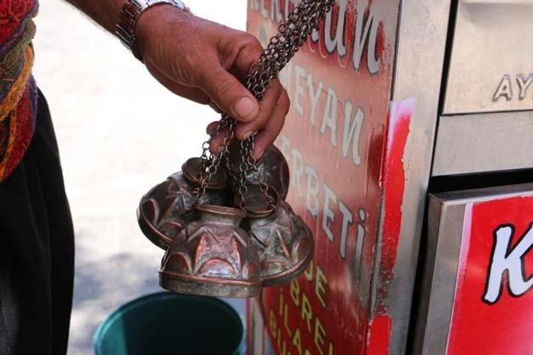45 derece sıcakta şerbetini yapıp bardak bardak içiyorlar Kan şekerini terazi gibi dengeleyip toksinlerin kökünü kazıyor Doğal mide ilacı