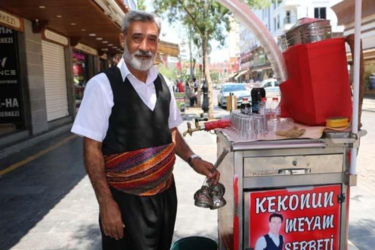 45 derece sıcakta şerbetini yapıp bardak bardak içiyorlar Kan şekerini terazi gibi dengeleyip toksinlerin kökünü kazıyor Doğal mide ilacı