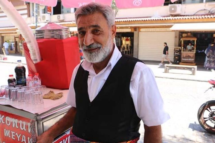 45 derece sıcakta şerbetini yapıp bardak bardak içiyorlar Kan şekerini terazi gibi dengeleyip toksinlerin kökünü kazıyor Doğal mide ilacı
