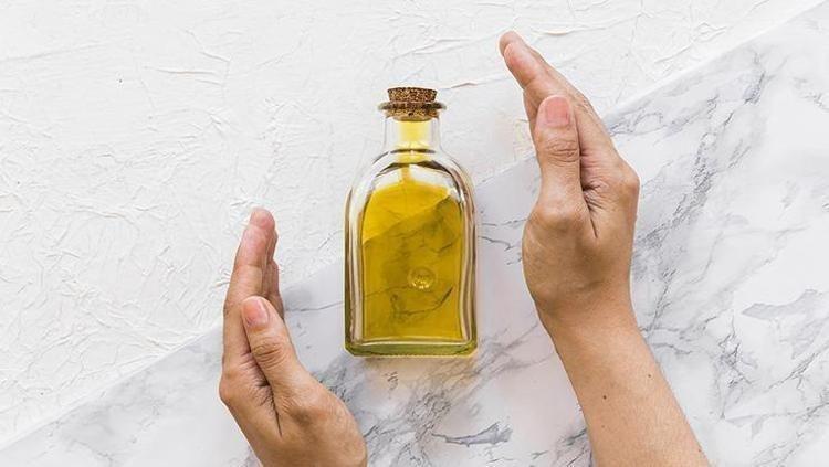 Egzama, kepek, kaşıntıyı kökten kazıyor Saç derisindeki kuruluğun çözümü: Banyoda 1 damla sürmek etkisini 2ye katlıyor