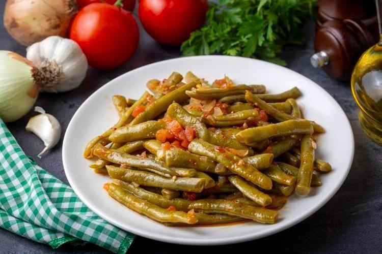 ZEYTİNYAĞLI TAZE FASULYE TARİFİ
