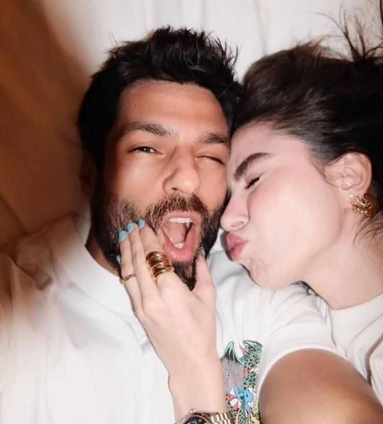 Ünlü çiftten 3. yıllarına romantik kutlama