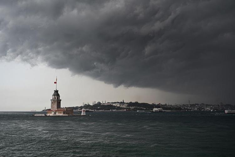 Sıcak havalardan sonra gök gürültülü sağanak yağışlar geliyor Meteoroloji 42 şehri uyardı