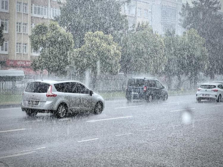 Sıcak havalardan sonra gök gürültülü sağanak yağışlar geliyor Meteoroloji 42 şehri uyardı