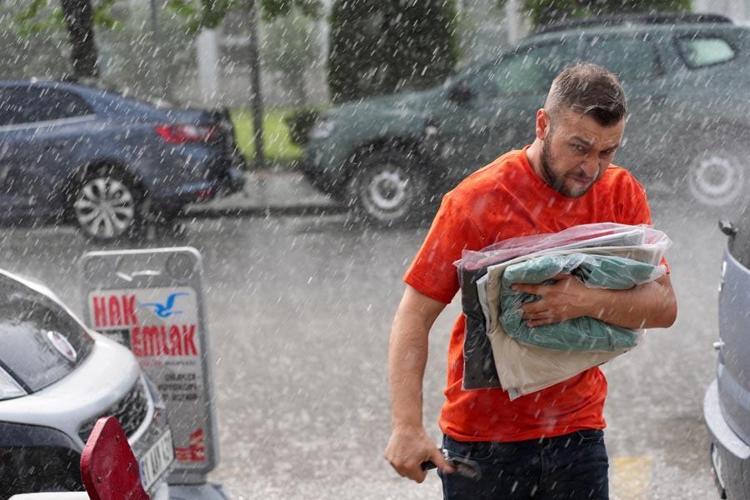 Sıcak havalardan sonra gök gürültülü sağanak yağışlar geliyor Meteoroloji 42 şehri uyardı