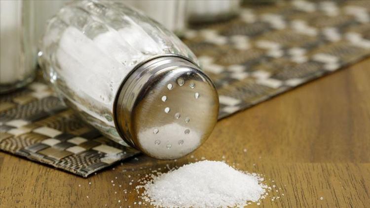 Limon, maden suyu ve tuz varsa deneyin Mideyi zararlı kalıntılardan arındırıyor