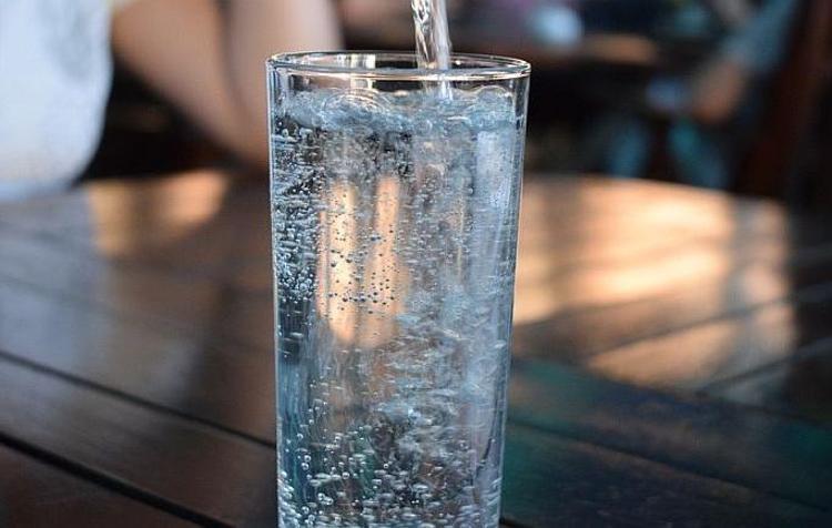 Limon, maden suyu ve tuz varsa deneyin Mideyi zararlı kalıntılardan arındırıyor
