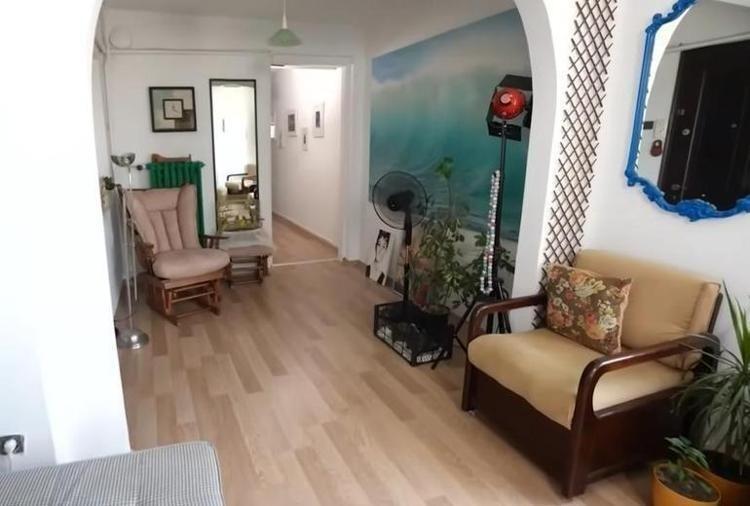 EVİNDE KAĞLUMBAĞA BESLİYOR
