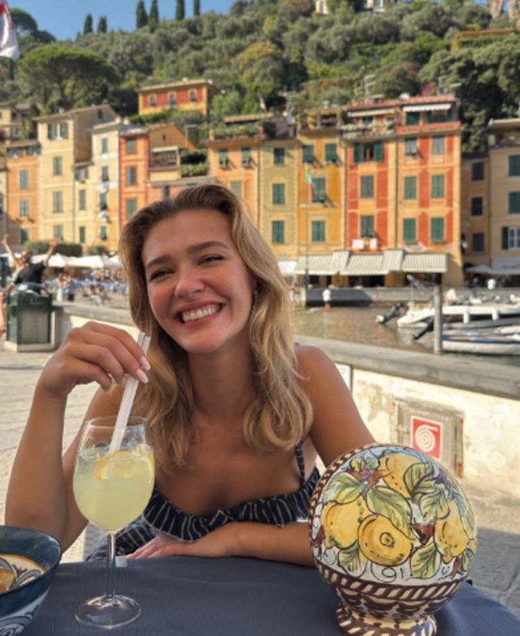 Melisa Döngelin İtalya pozlarına beğeni yağdı