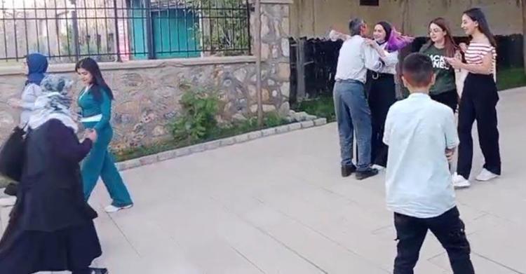 YKS sınavı çıkışı babasının çiçekle karşıladığı Çimen Gülen: Gelen puanla babamın o anı şimdi gururla taçlandı