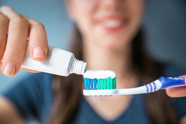 İnci gibi dişlerin sırrı Çay ve kahveden sararmış dişleri anında beyazlatıyor: Ağız içerisinde plak ve bakterileri de yok edip gülüşünüzü ışıl ışıl yapıyor