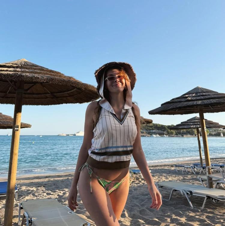 Ebru Şahinden tatil paylaşımları Çeşme pozlarına beğeni yağdı