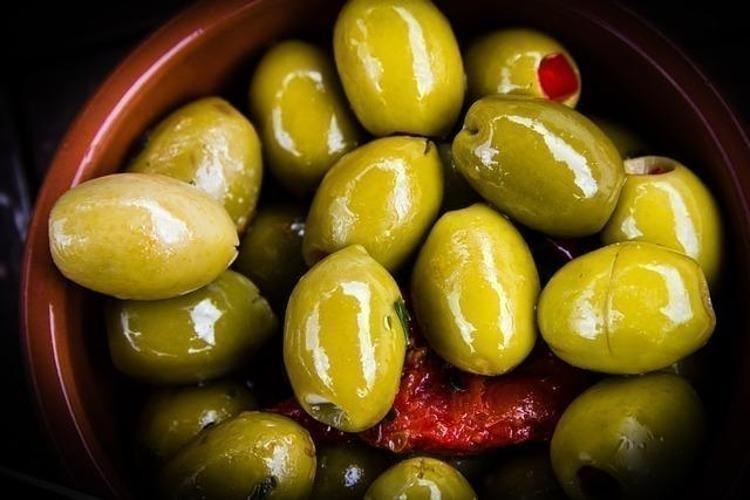 Kansersavar besinler listesinde ilk sırada Osman Müftüoğlu herkesin merak ettiği soruyu yanıtladı: Siyah zeytin mi faydalı yeşil zeytin mi ı
