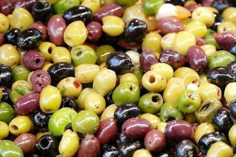 Kansersavar besinler listesinde ilk sırada Osman Müftüoğlu herkesin merak ettiği soruyu yanıtladı: Siyah zeytin mi faydalı yeşil zeytin mi ı