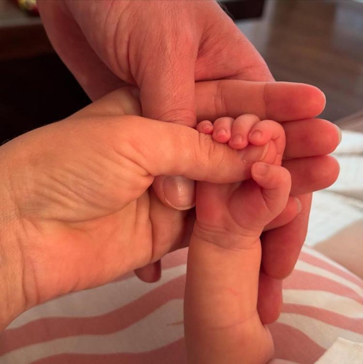 Taze anne Gizem Karacadan yeni paylaşım Şimdi de benim ilgiye ihtiyacım var