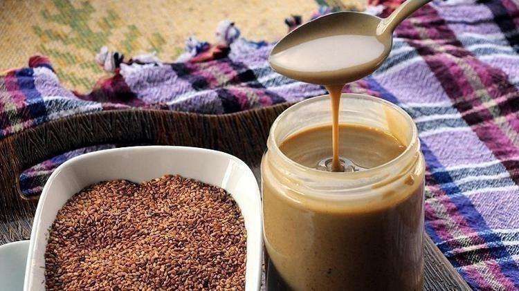 Tahinin içine kaşık kaşık ekleyin Anında kana karışıp şekeri dengeliyor, kemikleri beton gibi sağlamlaştırıyor Kolesterolü damardan resmen kazıyor