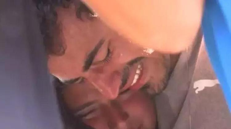 Survivorda gözyaşlarıyla diskalifiye olan Emin Günenç, arkadaşlarıyla doğum gününde buluştu