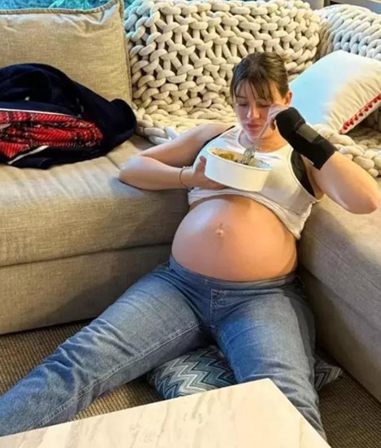 BEBEĞİNİ KUCAĞINA ALDI