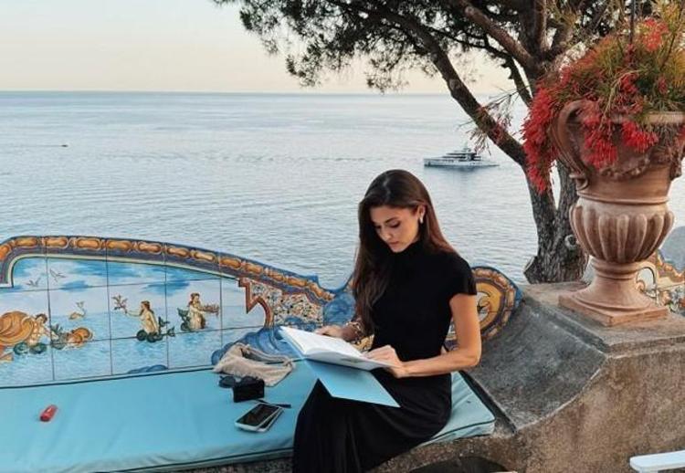 DÜĞÜNDE İLGİ ODAĞI OLDU