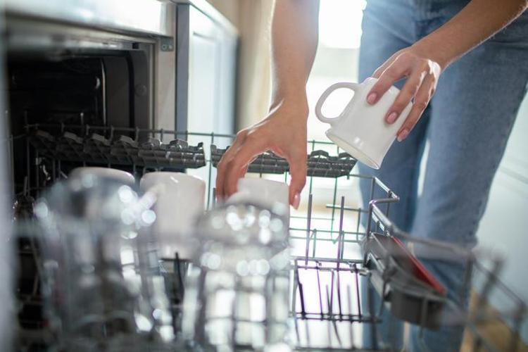 Herkes aynı hatayı yapıyor Bulaşık makinesine koymak doğru değil: Cam bardakları çizip matlaştırıyor