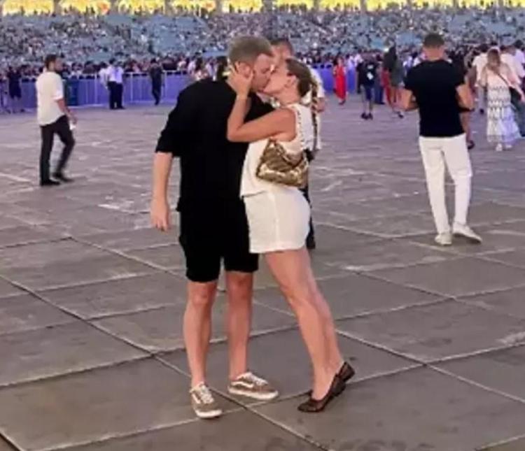 Konserde aşka geldi Ege Kökenli ve eşinden romantik poz