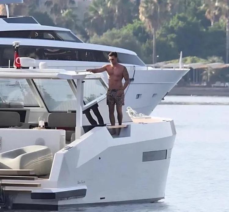 Egede Kıvanç Tatlıtuğ fırtınası Özel yapım teknesiyle mavi tura çıktı