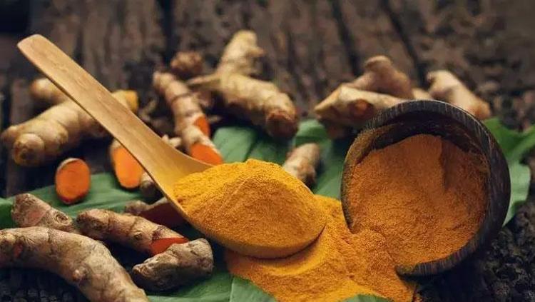 Her sabah mutlaka bir tutam tüketin Doğal antibiyotik olarak biliniyor: Vücuttaki iltihabı söküp atıyor, mideyi kuş gibi hafif hale getiriyor