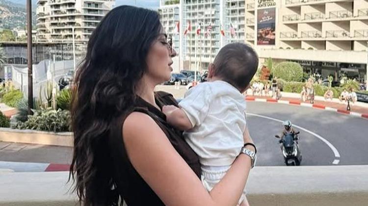 Melisa Aslı Pamuktan Monacoda aile pozu