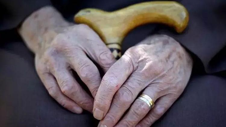 Torununun torununu gördü 106 yaşında mum üfledi: Sofrasından eksik etmediği 4 besin