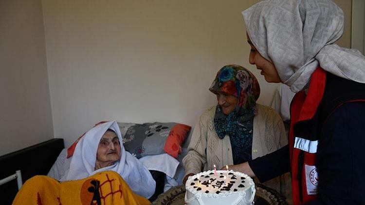 Torununun torununu gördü 106 yaşında mum üfledi: Sofrasından eksik etmediği 4 besin