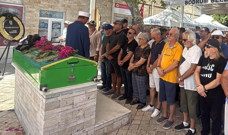 Doğum gününde hayatını kaybeden usta sanatçı Selçuk Alagöz cenazesi alkışlarla uğurlandı