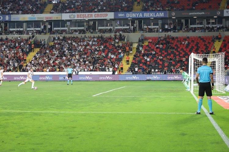 Gaziantep FK Galatasaray maçında 3 puan 3 golle geldi Aslan yeni sezona galibiyetle başladı