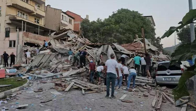 Balıkesir depreminden acı haber 1 kişi öldü, 16 bina yıkıldı
