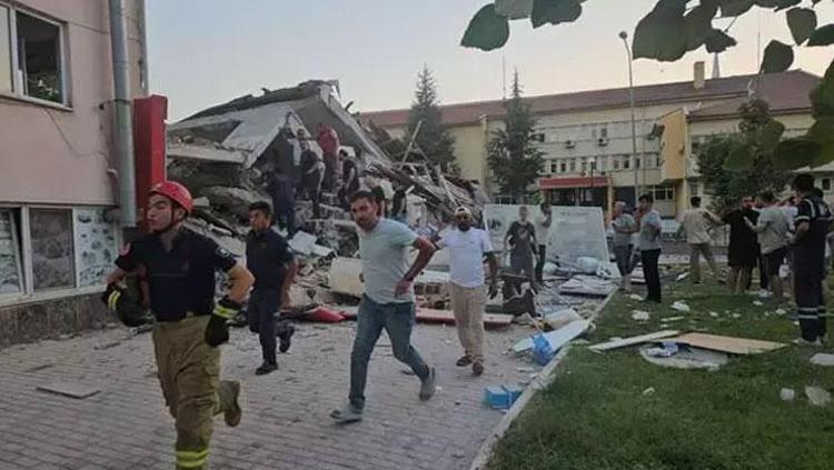 TÜRK KIZILAY, BALIKESİRDEKİ DEPREM SONRASI BÖLGEDE BESLENME DESTEĞİ SAĞLIYOR