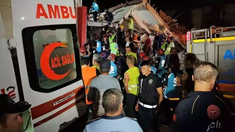 Balıkesir depreminden acı haber 1 kişi öldü, 16 bina yıkıldı