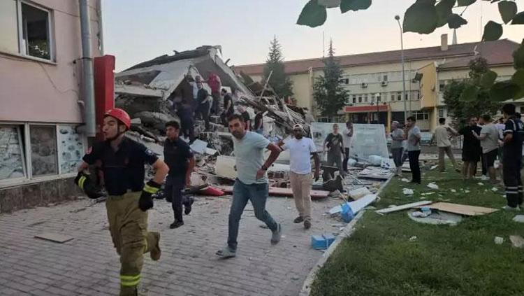 Balıkesir depreminden acı haber 1 kişi öldü, 16 bina yıkıldı