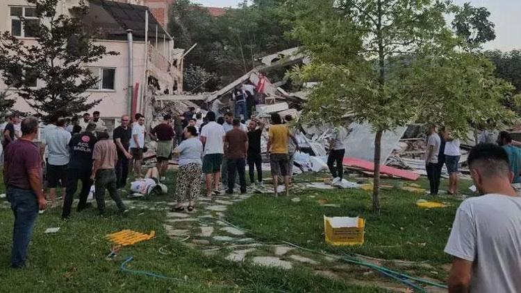 Balıkesir depreminden acı haber 1 kişi öldü, 16 bina yıkıldı
