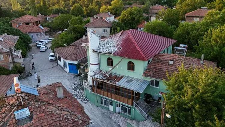 Balıkesir depreminden acı haber 1 kişi öldü, 16 bina yıkıldı