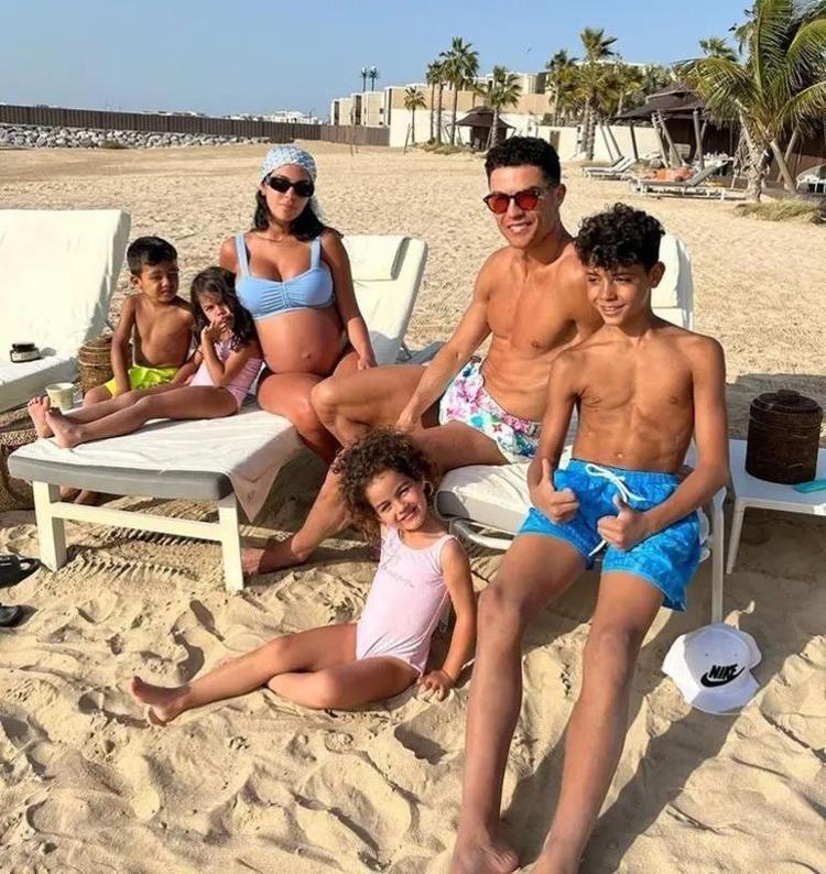 İki çocuğu olan Cristiano Ronaldo ve sevgilisi Georgina Rodriguez nişanlandı