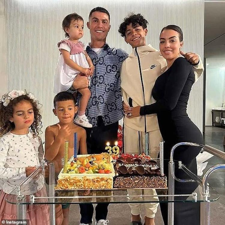 İki çocuğu olan Cristiano Ronaldo ve sevgilisi Georgina Rodriguez nişanlandı