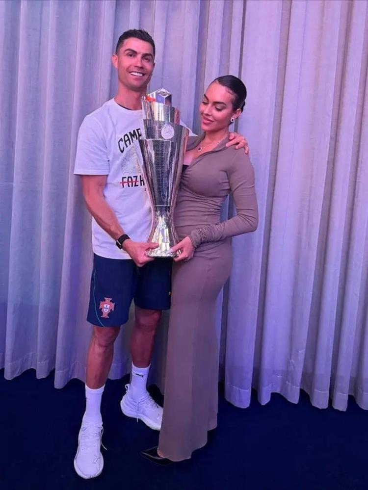 İki çocuğu olan Cristiano Ronaldo ve sevgilisi Georgina Rodriguez nişanlandı