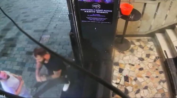 Gece kulübünde dehşet anları Sevgilisini ve kıskandığı kadını bıçakladı