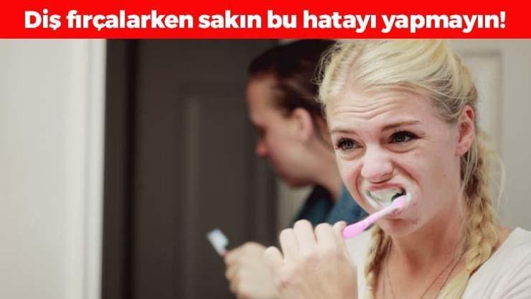 Diş fırçalarken sakın bu hatayı yapmayın Herkes aynı şeyi yapıyor, dişe ciddi zarar verip mineyi inceltiyor