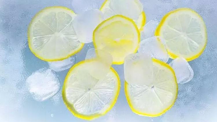 Maden suyunun içine 1 dilim koyun Böbrekleri makine gibi çalıştırıyor: Kalsiyum, magnezyum ve potasyum deposu