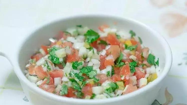ÇOBAN SALATASI TARİFİ