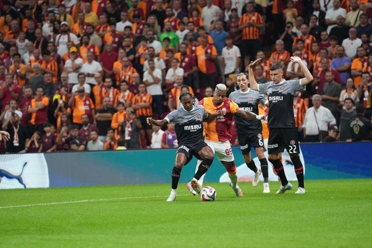 Galatasaray Fatih Karagümrük maçında 3 puan 3 golle geldi Maura Icardi sahalara golle döndü