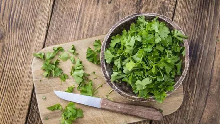 MAYDANOZ: SİHİRLİ DETOKS BİTKİSİ